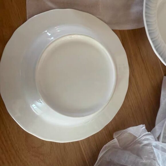 Minimalist White Ceramic Dinner Plates - Picture 2 of 2